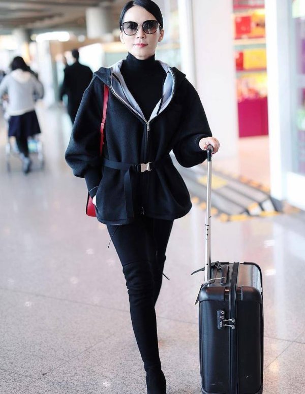 配资咨询平台客服24小时在线咨询 54岁俞飞鸿靠“上松下紧”穿成少女！普通女人也能学的显瘦公式