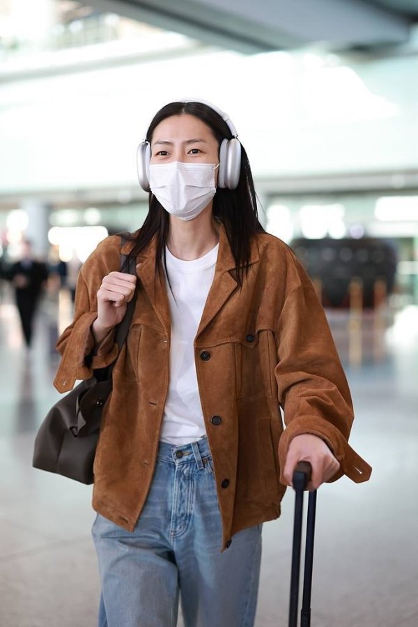 实盘配资开户 同穿拼接衬衫！刘雯气场碾压谢娜？普通女生该学哪套穿搭