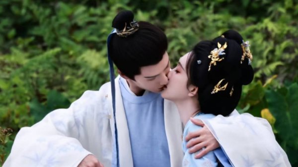 成都股票配资平台 三搭变塌房！她冷处理声明让百万CP粉连夜取关，团队回应太扎心
